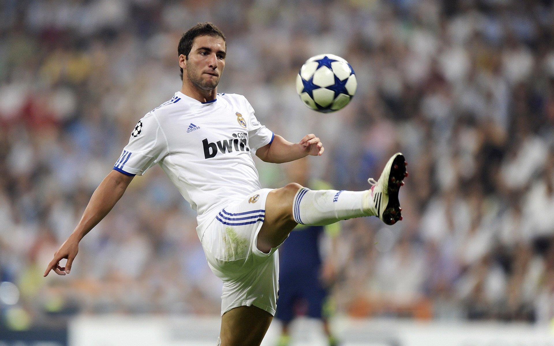 2022年季后赛：库里在第三节一人投中五个三分，瞬间锁定胜局，库里本赛季投进了多少三分