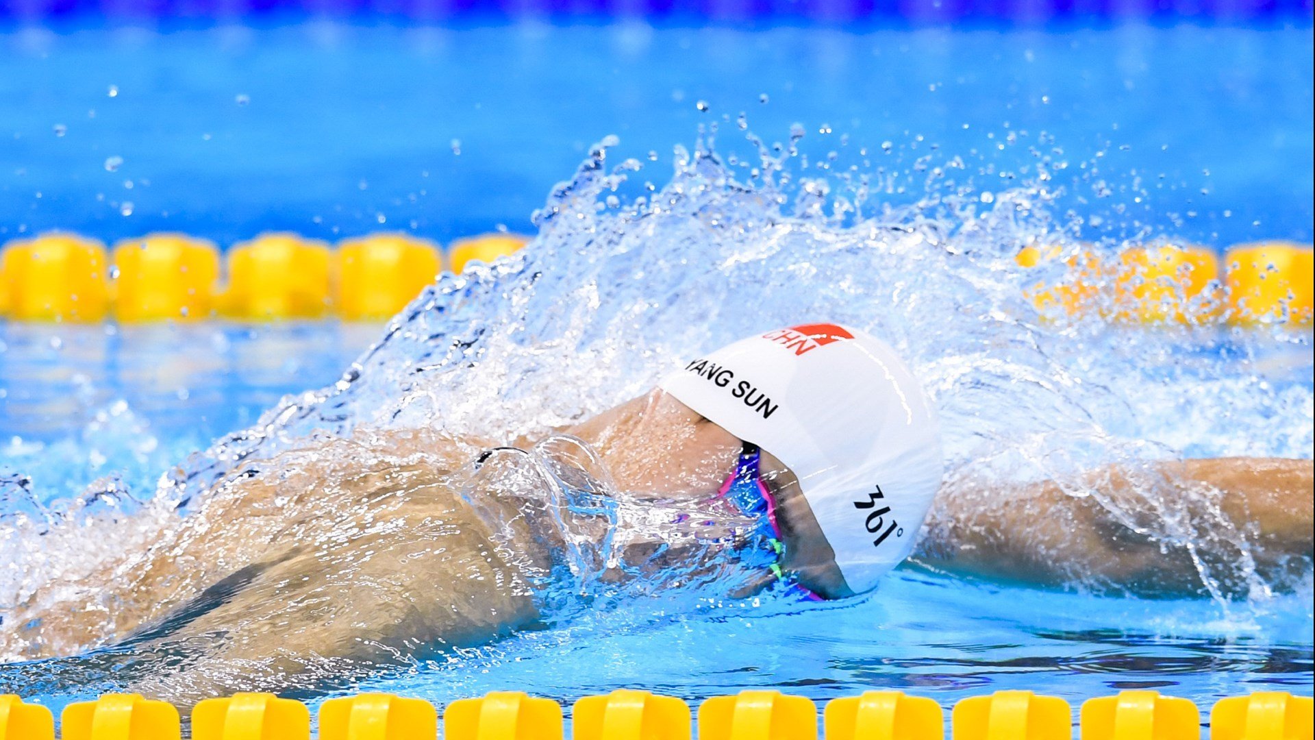 仰泳冲刺吉尔吉斯斯坦选手状态稳定,人生贵相如何必金与钱