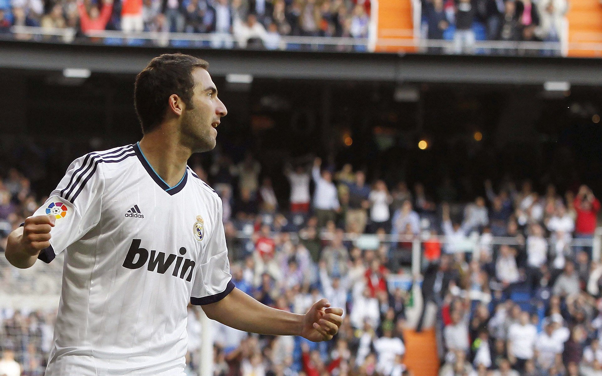 德甲领头羊拜仁慕尼黑稳步前行，争夺多项荣誉